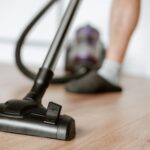 Come pulire i pavimenti senza spendere una fortuna: i metodi più efficaci